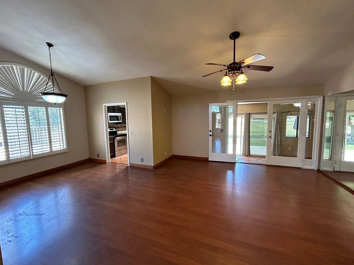 4 bed, 3.0 bath, 2408 sqft, $2,299 — Photo 4
