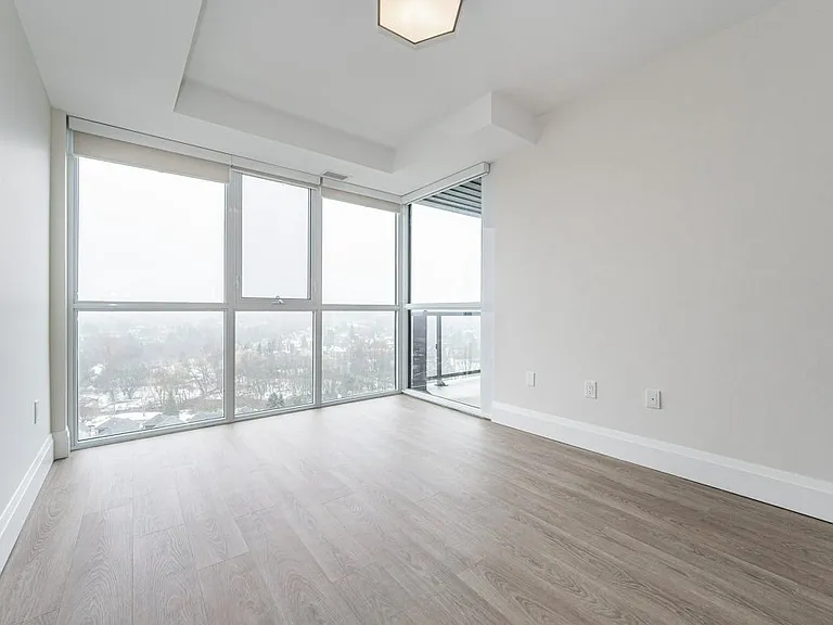 460 Columbia St W — Photo 90