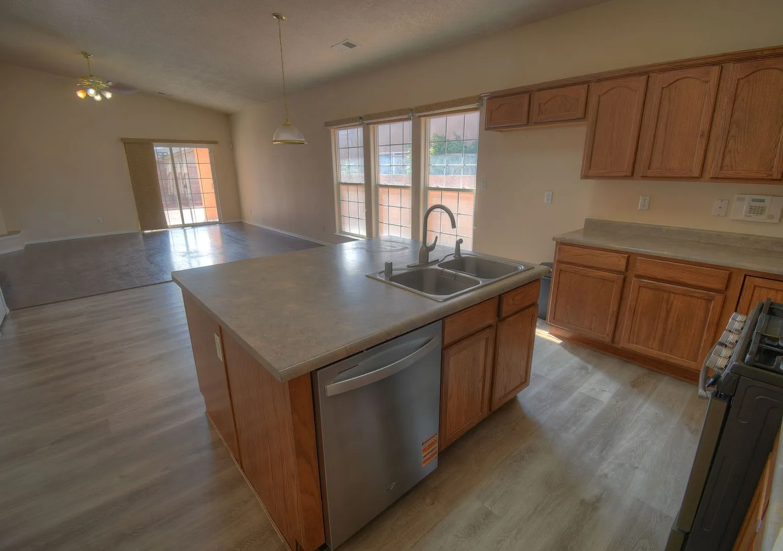 Nw Heights --3 Bedroom 2 Bathroom 2 Car Garage Ready Now — Photo 3