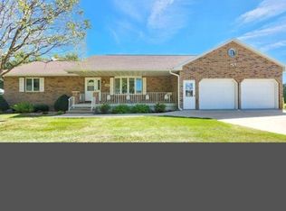 104 Parkview Ct, Colesburg, IA 52035