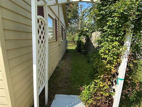 3rd image of 2338 Richmond Rd