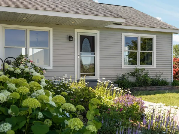 11116 E Meadow View Dr, Suttons Bay, MI 49682
