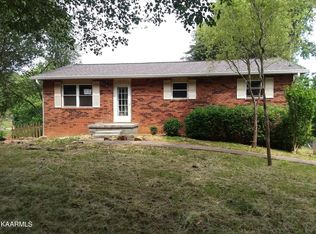 2614 Pinecrest Ln, Strawberry Plains, TN 37871