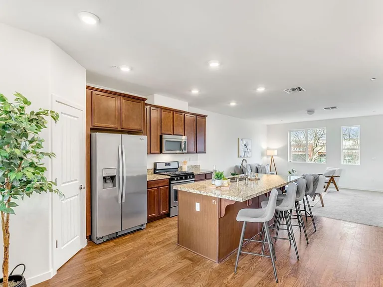 10946 International Dr — Photo 8