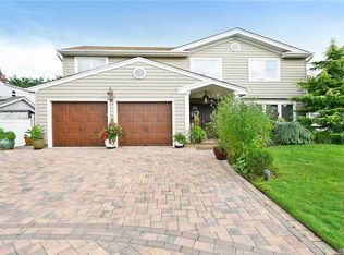 9 Fams Dr, Plainview, NY 11803