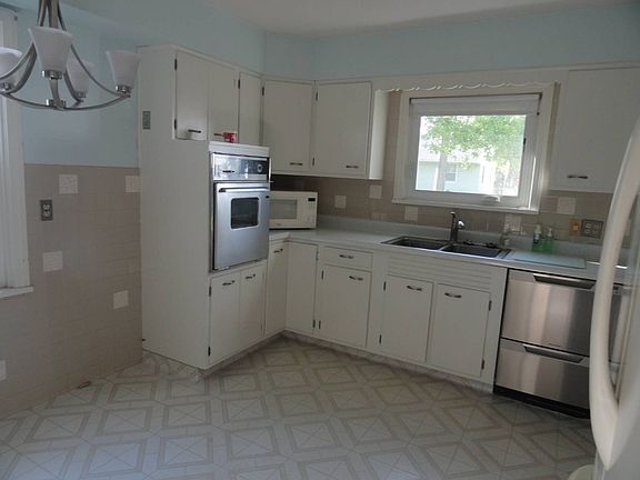 5th image of 305 E Parish St