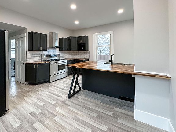 Large peninsula with breakfast bar