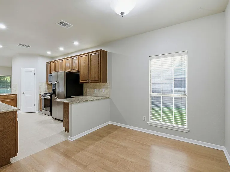 2913 Winchester Dr — Photo 4