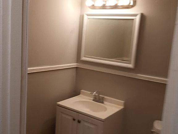 4th image of 18 Lynwood Dr