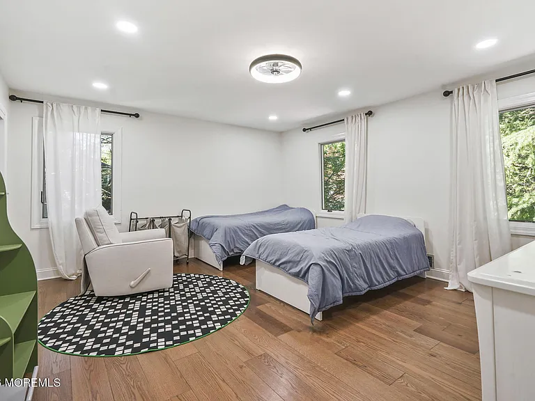 16 Phyllis Pl — Photo 26