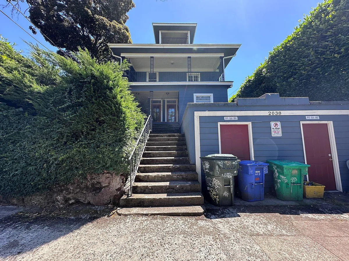 Building Photo - 2038 SE Madison St #1