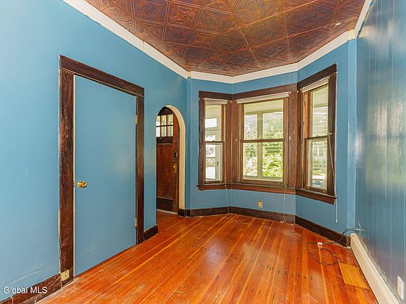 4th image of 5 Alden Avenue