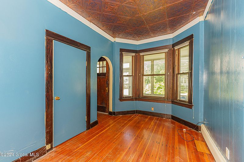 4th image of 5 Alden Avenue