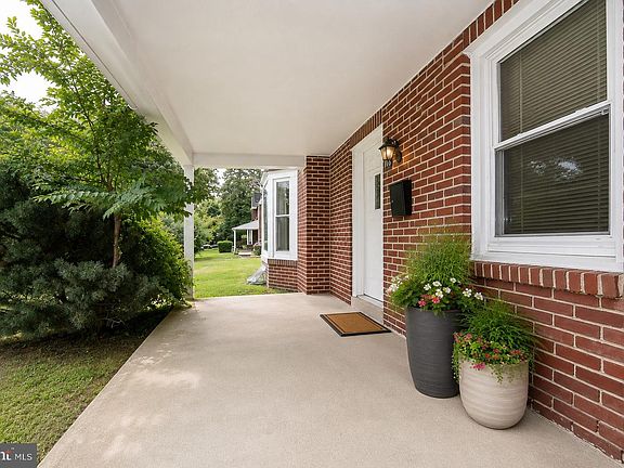 3rd image of 116 Andrea Rd