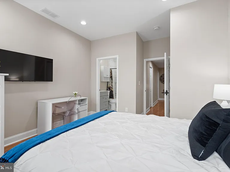 2235 E Chase St — Photo 31
