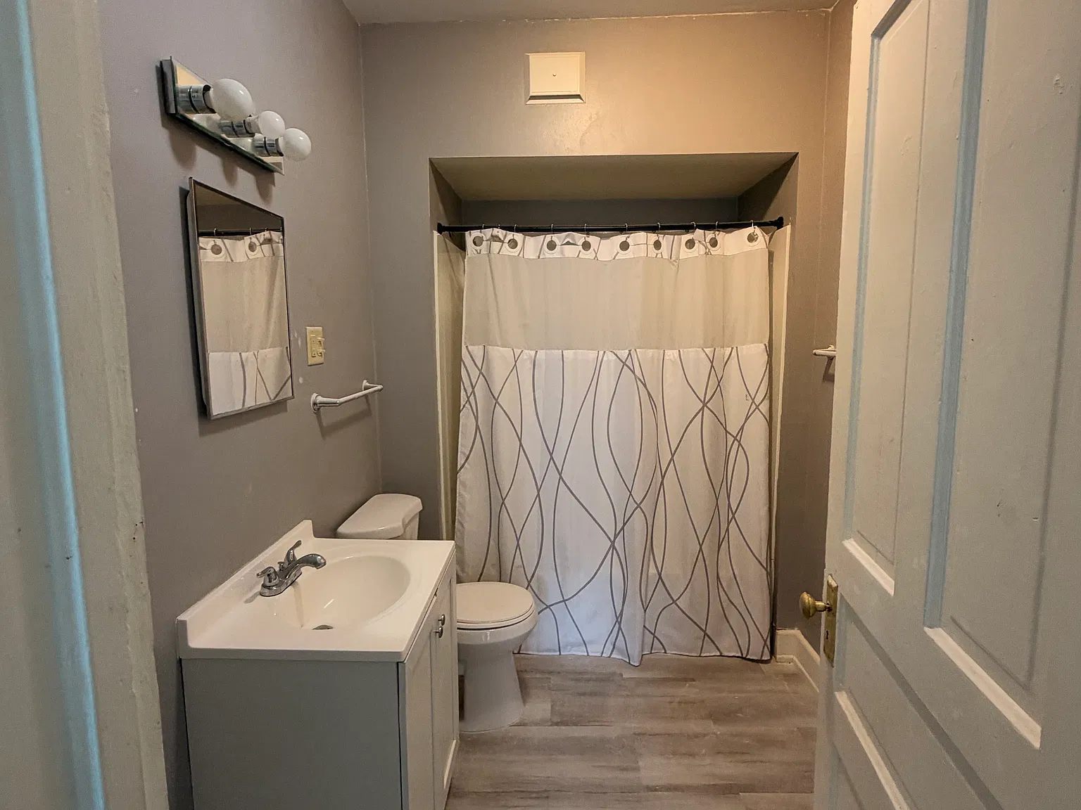 3 bed, $1,649 — Photo 2