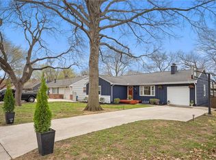 7504 Juniper Dr, Prairie Village, KS 66208