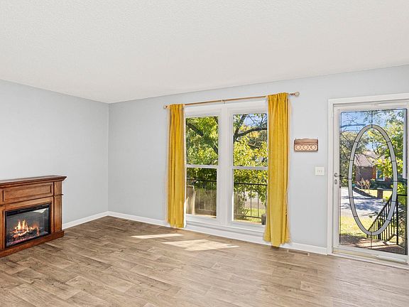 3rd image of 218 Cedarview Dr
