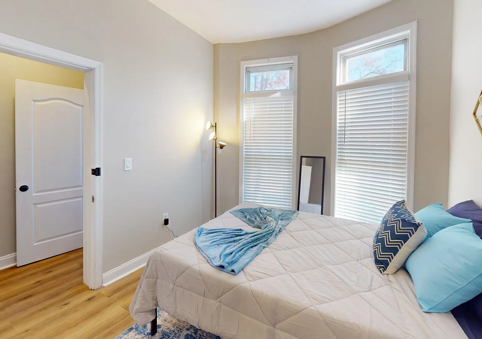 4 bed, 4.0 bath, 1800 sqft, $819 — Photo 3