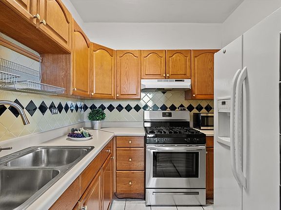 5th image of 940 W Glenlake Ave #14C