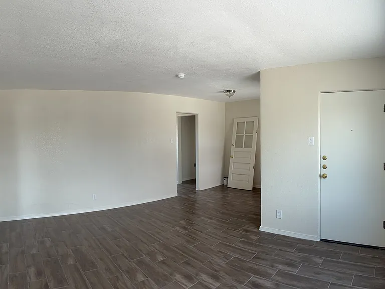 608 Barcelona Dr — Photo 4