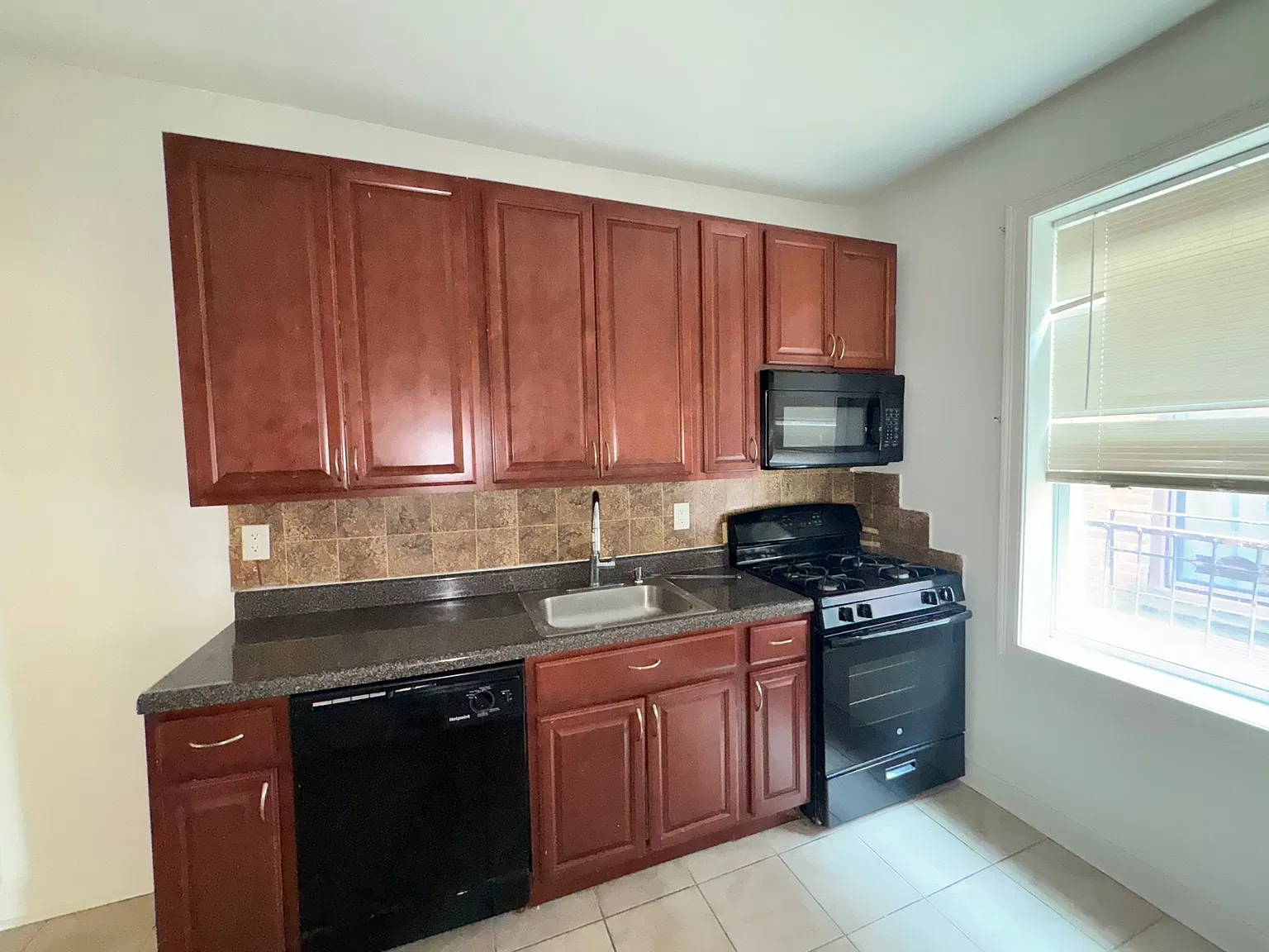 2 bed, 850 sqft, $1,912 — Photo 3