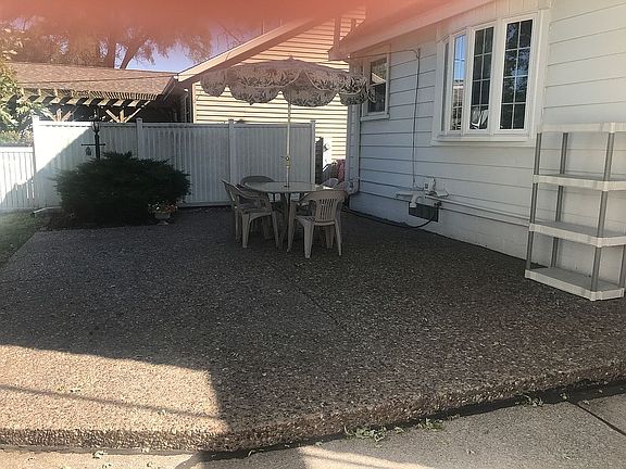 Patio Set w/Umbrella/Shelf