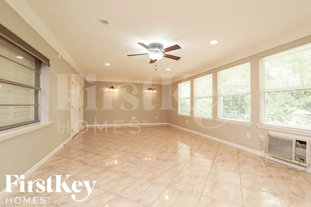 4 bed, 2.0 bath, 2414 sqft, $2,905 — Photo 2