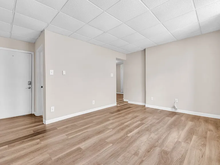 439 W Walnut St — Photo 8