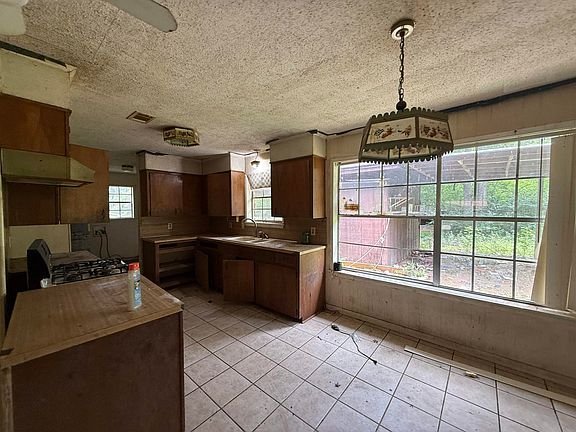 4th image of 1308 Cardinal Dr
