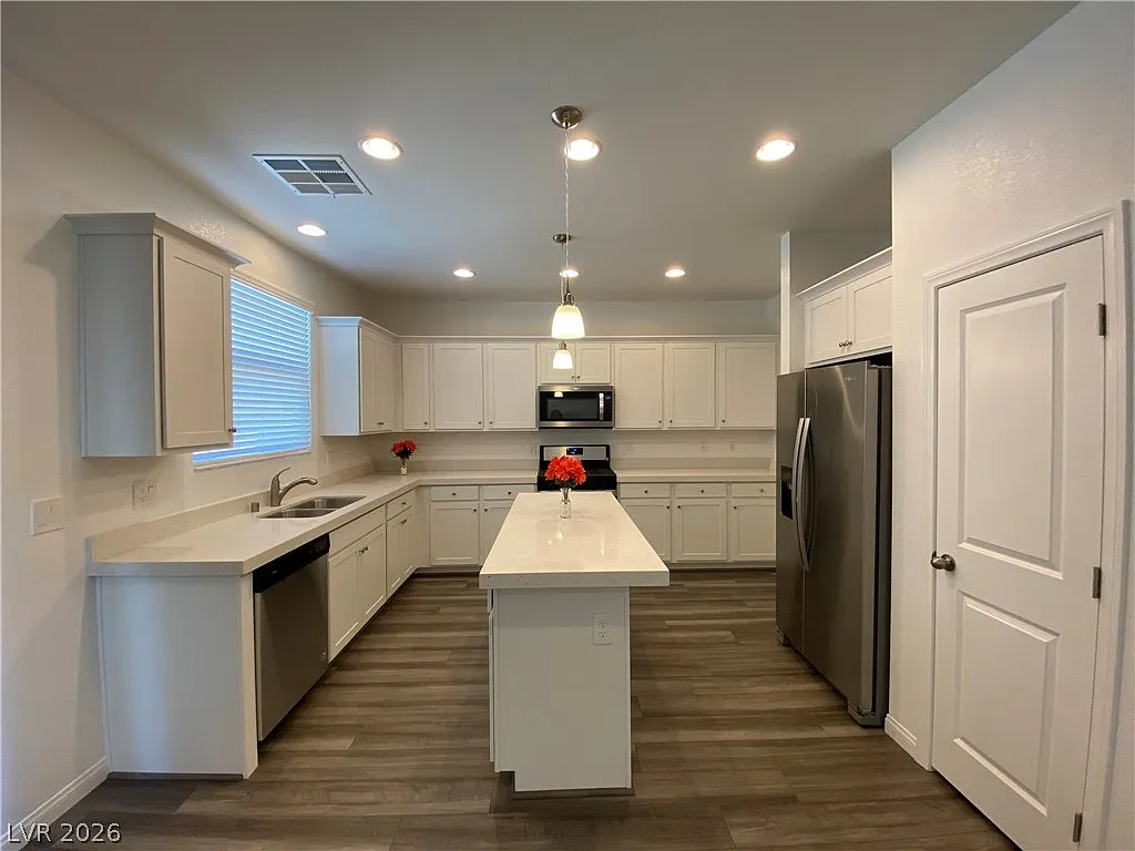 4 bed, 3.0 bath, 1941 sqft, $2,350 — Photo 3