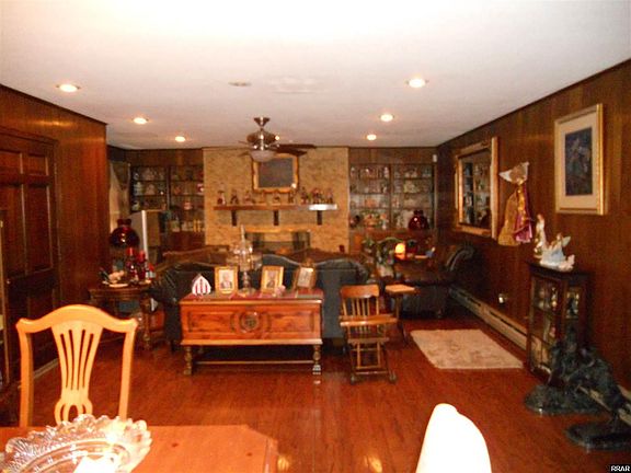 3rd image of 303 Oak Hill Ct