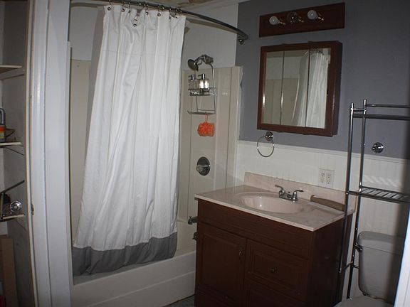 4th image of 281 Oakmont St