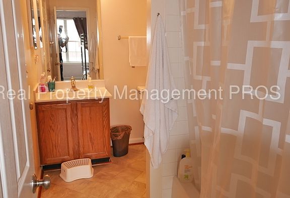 2nd image of 2474 Clover Field Cir
