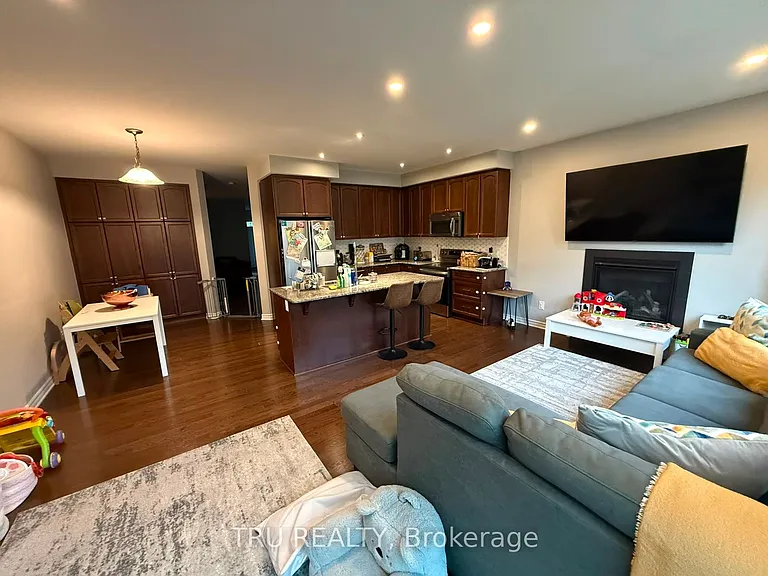 222 Fergus Cres — Photo 5
