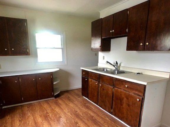 2nd image of 1011 Winthrop Ln