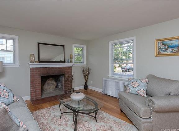 4th image of 443 Glen St