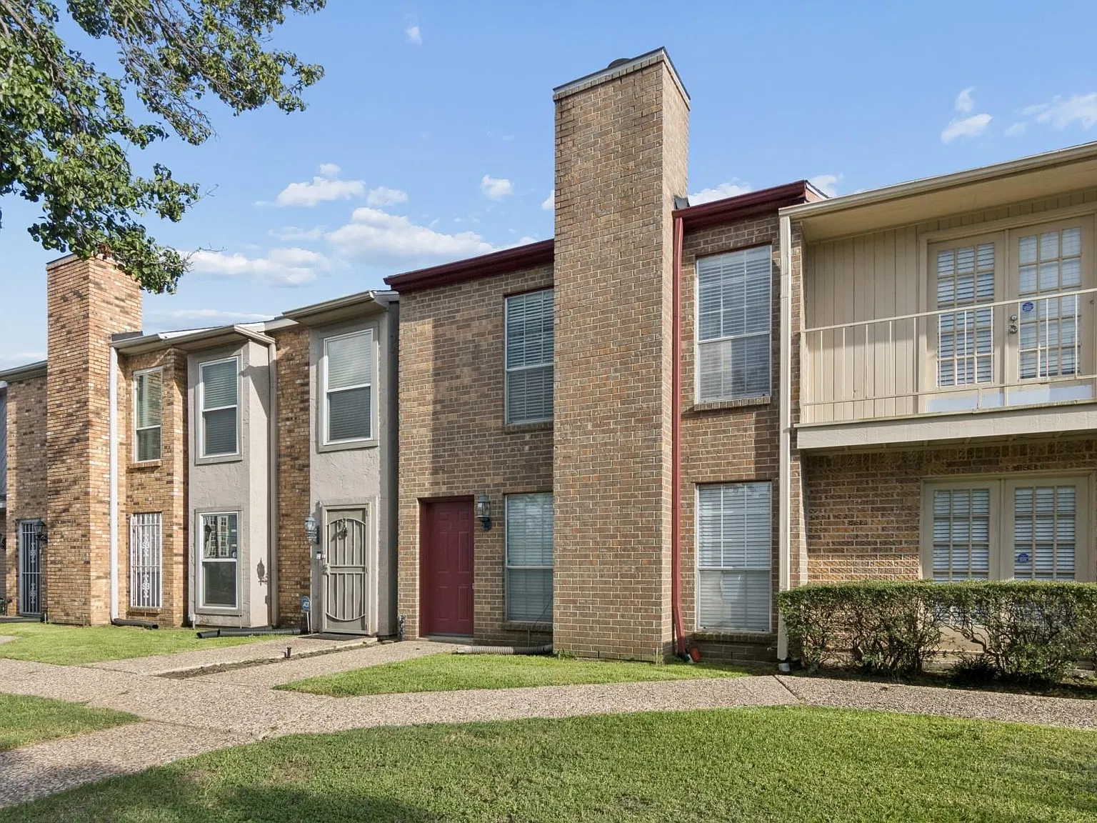 2 bed, 1.5 bath, 1296 sqft, $1,300 — Photo 4