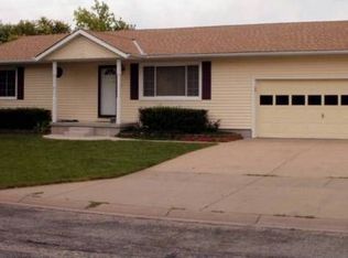 1422 Bradshaw Dr, Salina, KS 67401