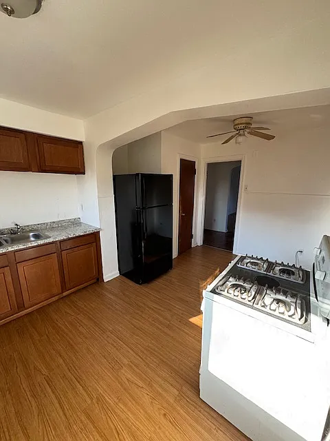 1 bed, 900 sqft, $699 — Photo 3