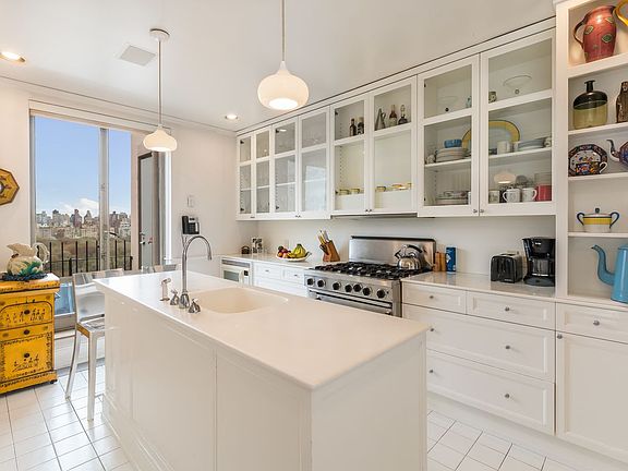 4th image of 6 W 77th St #C
