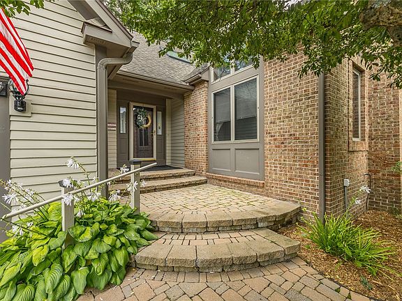 4th image of 46 Putting Green Ln