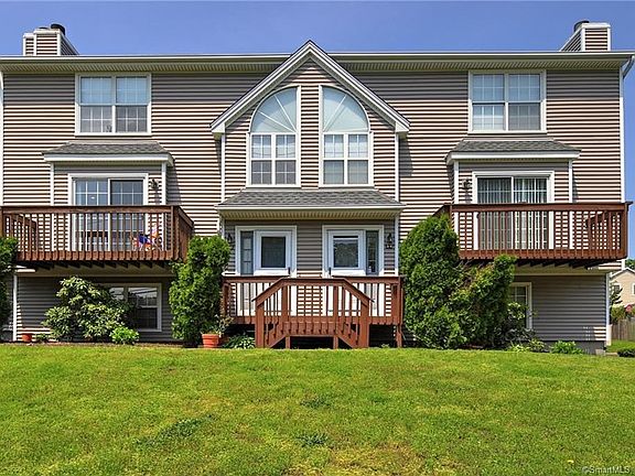 This tri-level unit has been well maintained by the same owner for 28 years!