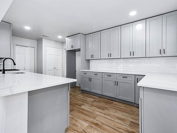 3rd image of 3511 Tree Ln