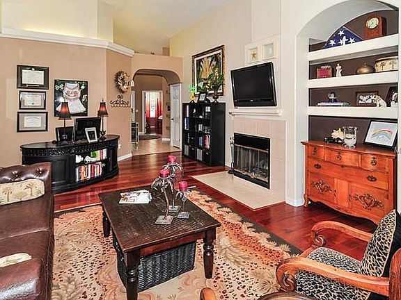 3rd image of 1527 Woodsglen Dr