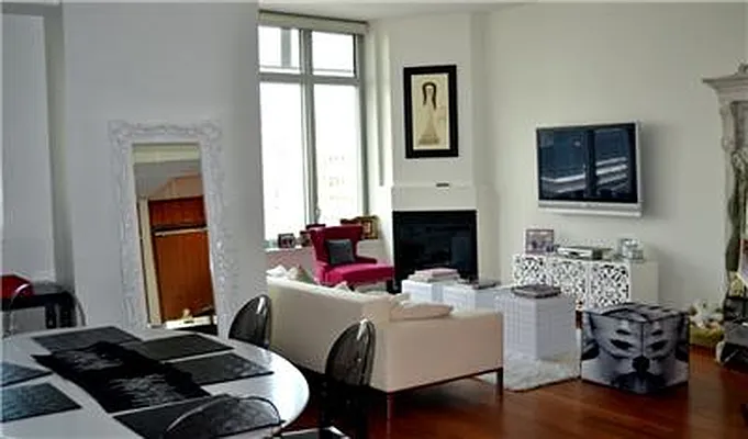 Sold by R New York | media 8