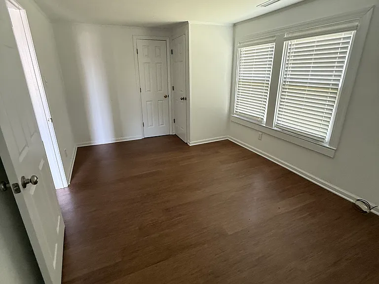 1021 1/2 Park Avenue Ext — Photo 3