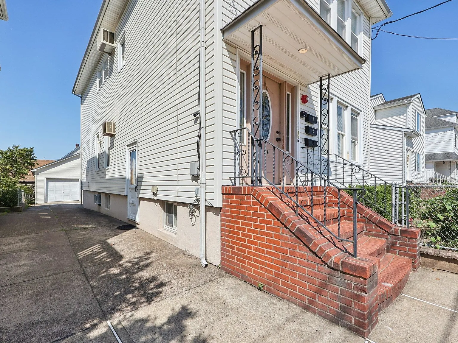 3 bed, 1.0 bath, $2,300 — Photo 2