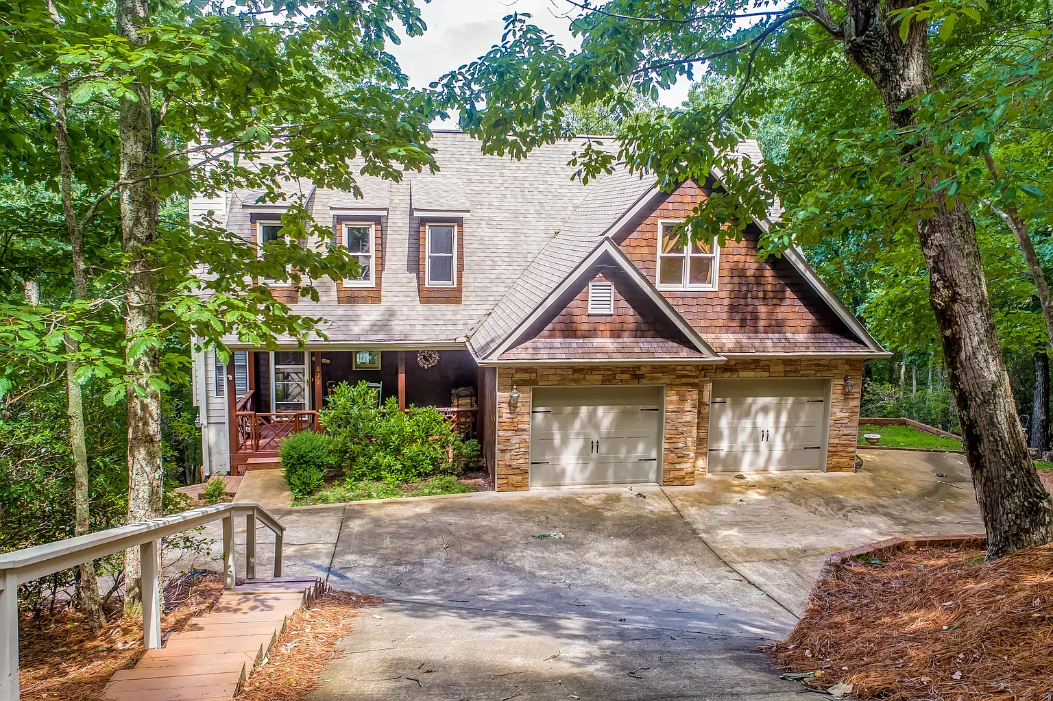 635 Fairway Dr photo 1