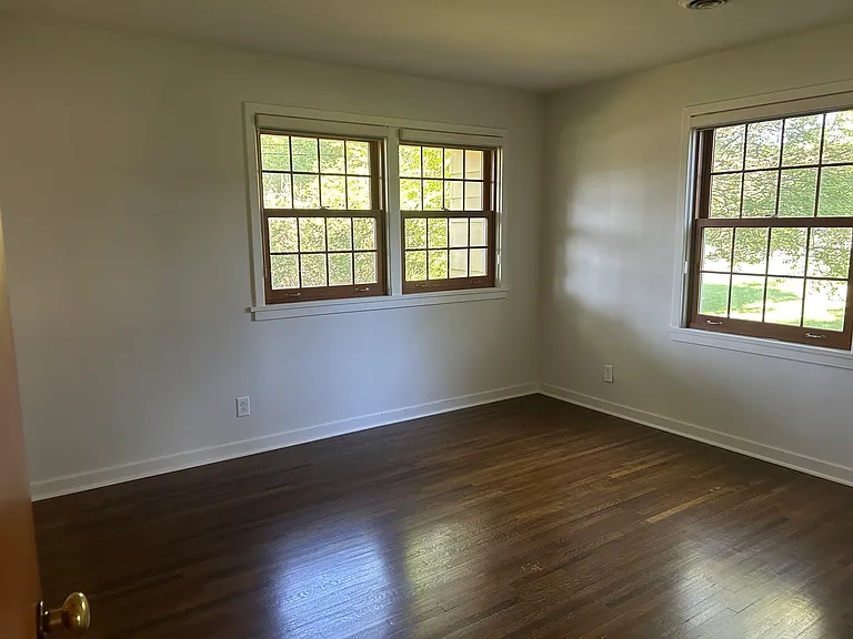 1015 Morton St — Photo 8